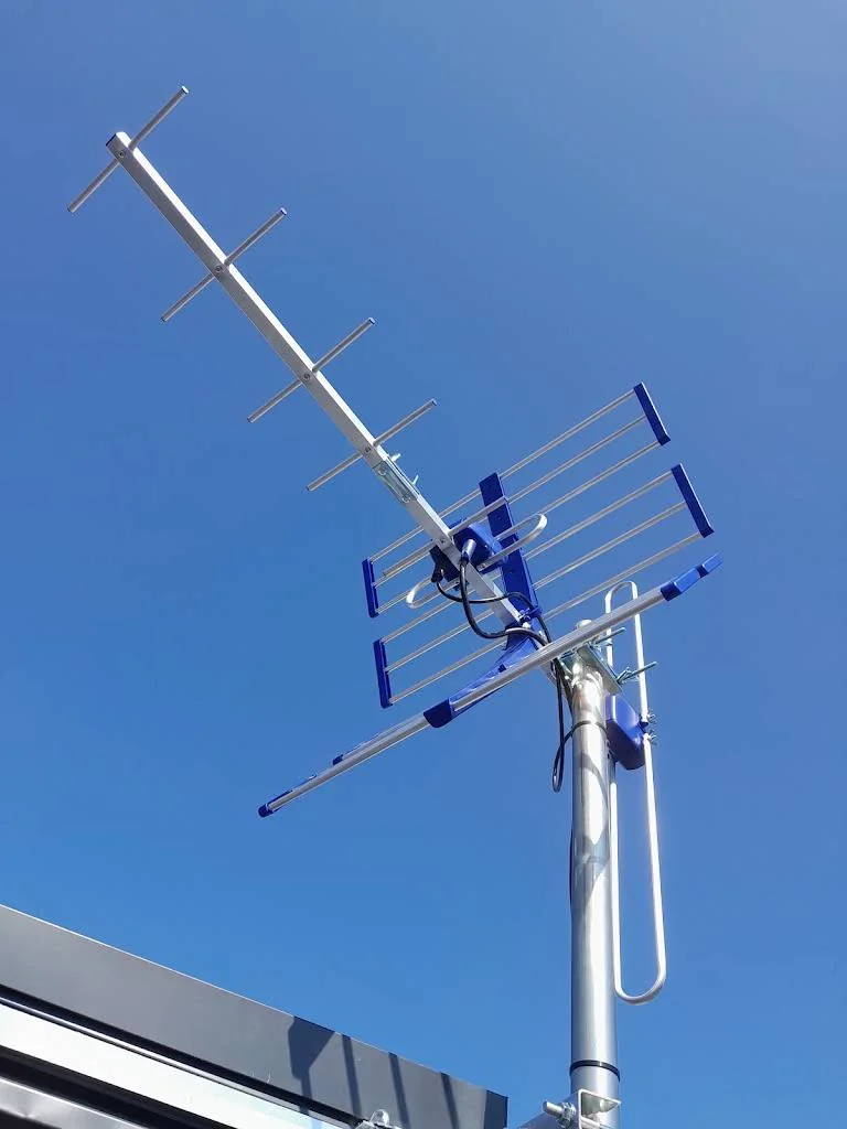 Antena naziemna UHF/VHF na maszcie, fotografia z wizytówki TRODOS w Google Maps
