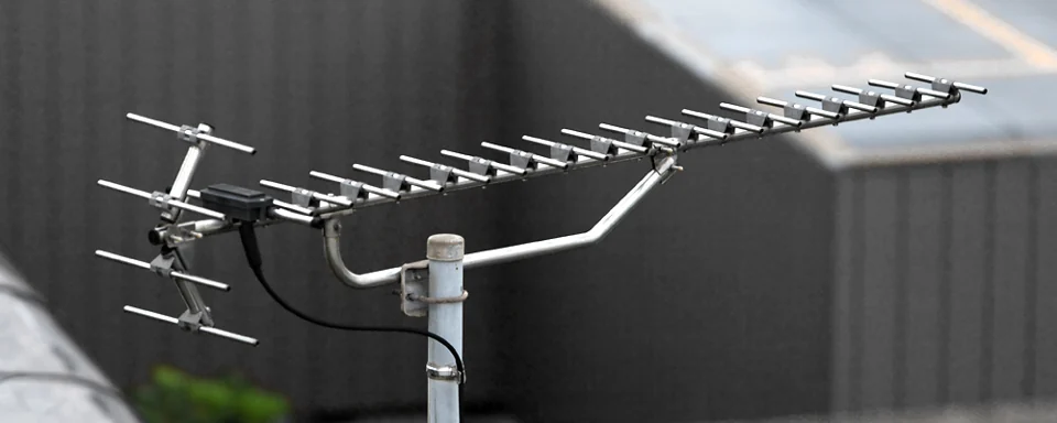 Kierunkowa antena naziemna UHF typu Yagi na maszcie