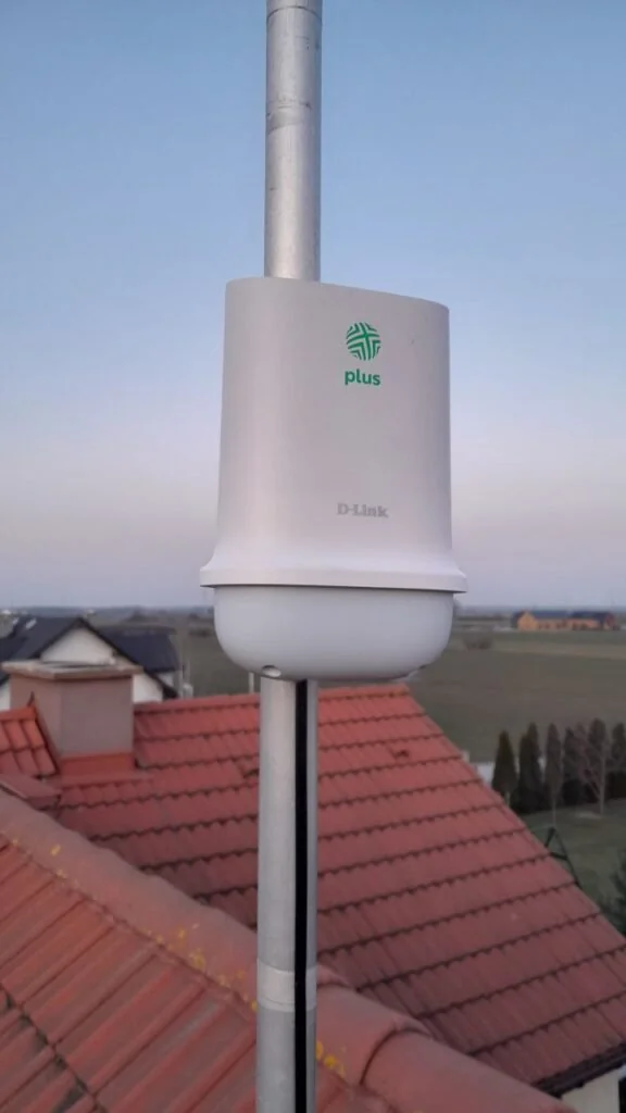 Antena internetu mobilnego zamocowana na pionowym maszcie
