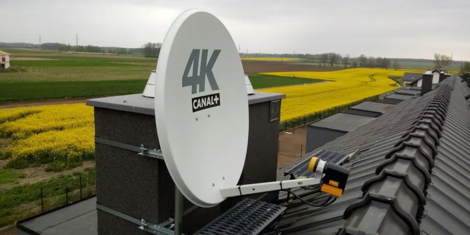 Antena satelitarna CANAL+ przy połaci dachowej