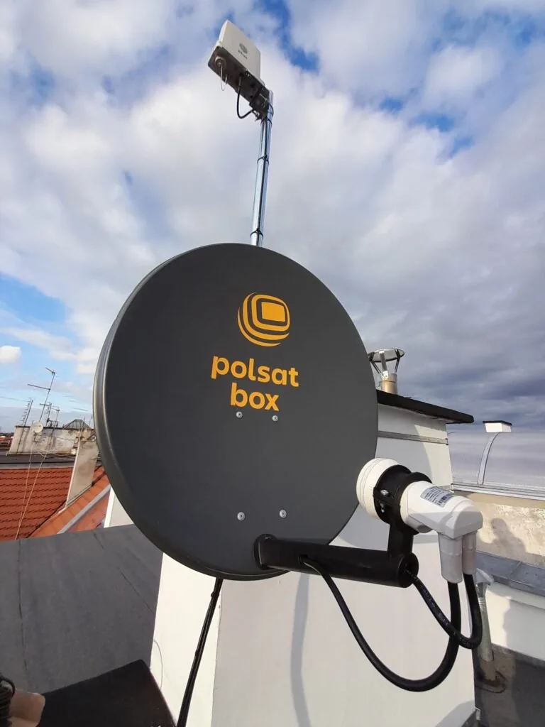 Antena Polsat Box na uchwycie przy budynku