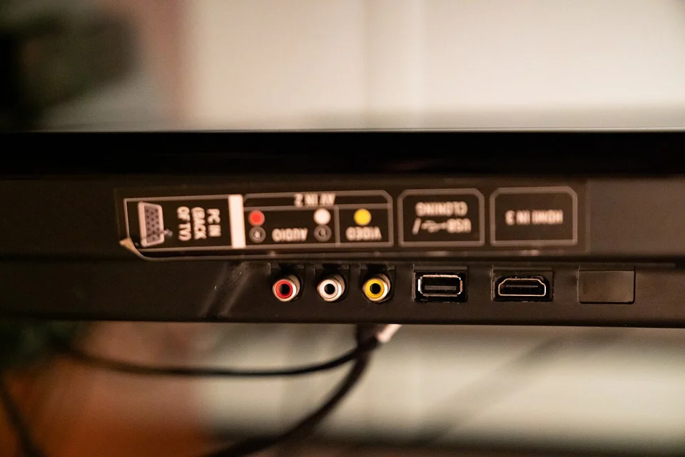 Panel połączeń odbiornika telewizyjnego z wejściem antenowym i HDMI