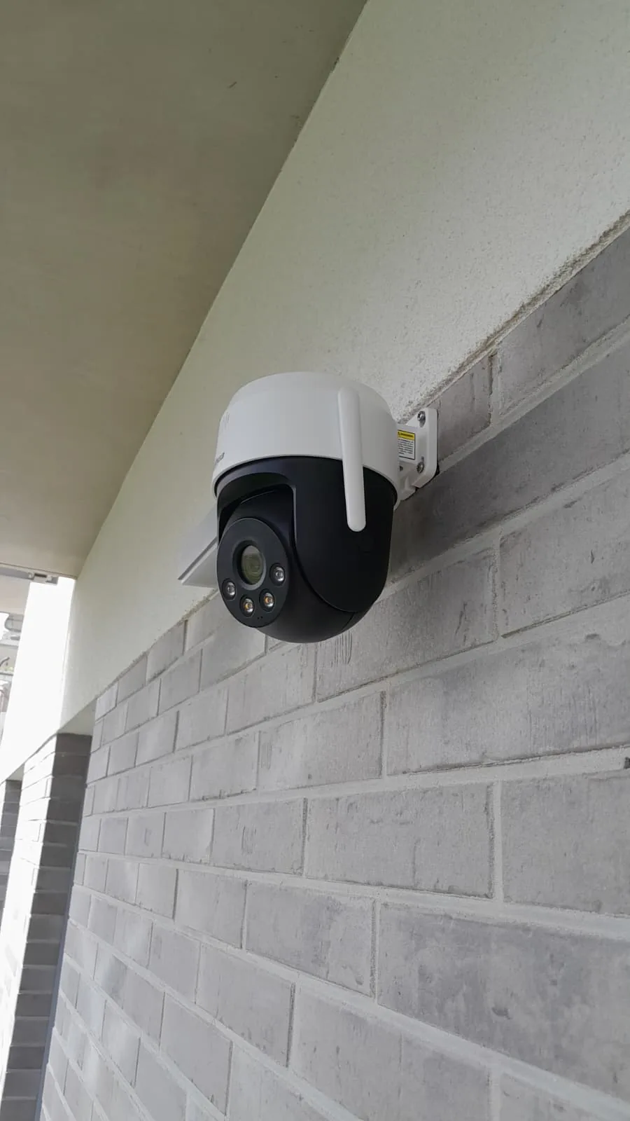 Kamera monitoringu przy elewacji budynku