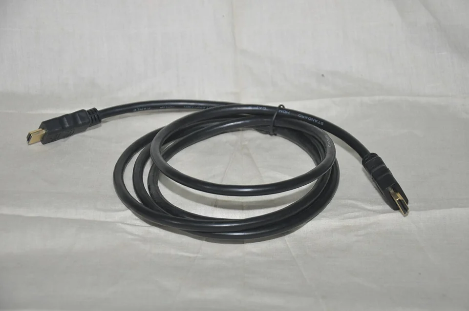 Przewód HDMI do połączenia dekodera z telewizorem