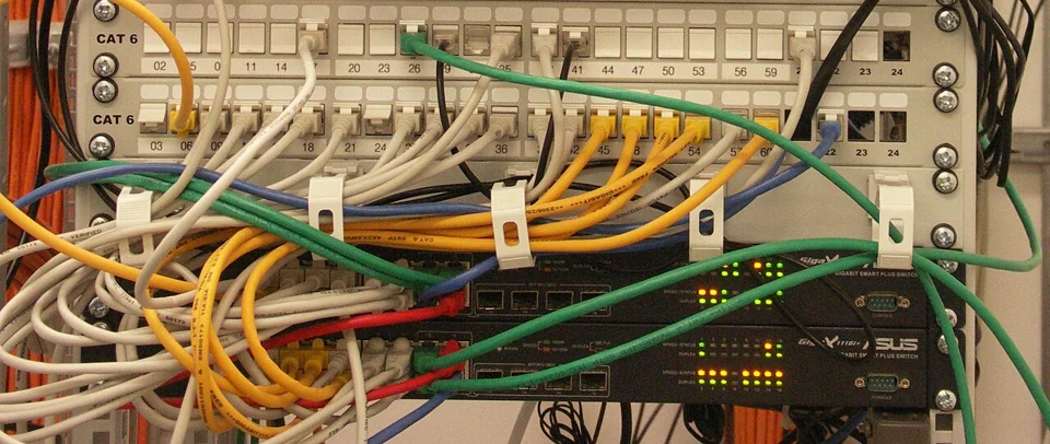 Przewody Ethernet podłączone do urządzeń sieciowych