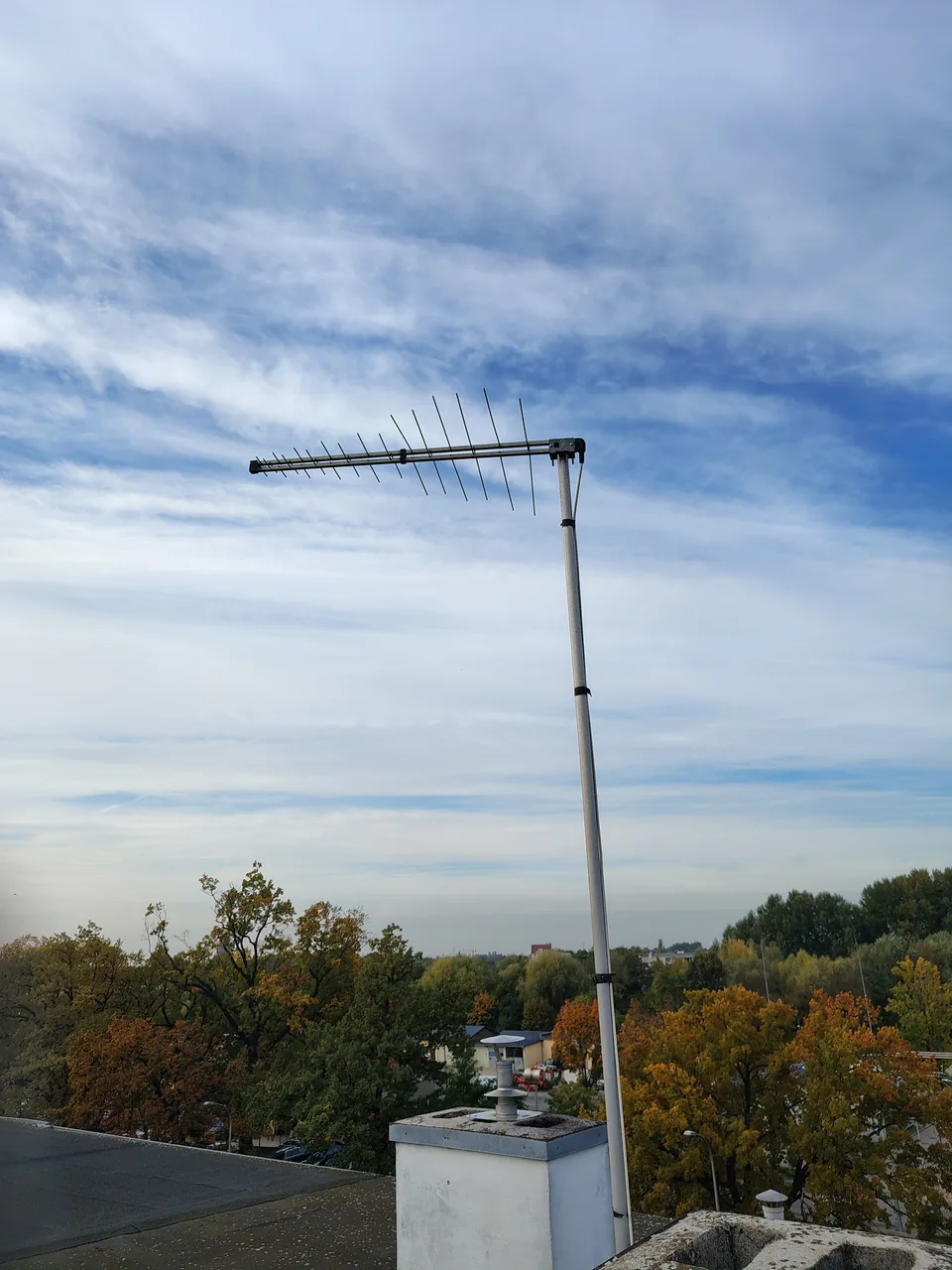 Kierunkowa antena telewizji naziemnej zamontowana na maszcie ponad dachem