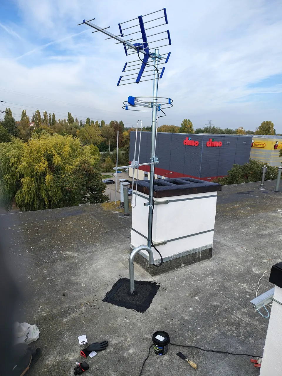 Maszt antenowy na dachu z antenami UHF, VHF i anteną radiową